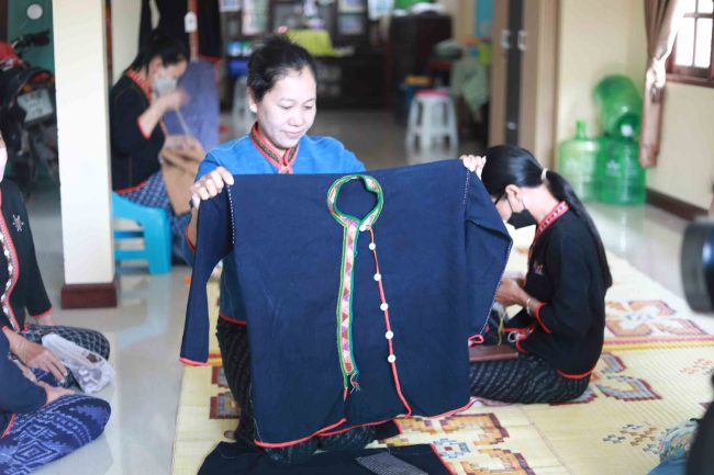 กาฬสินธุ์ กลุ่มสตรีผู้ไทกุดหว้าอนุรักษ์ปักเย็บมือเสื้อโบราณขายรายได้ดี