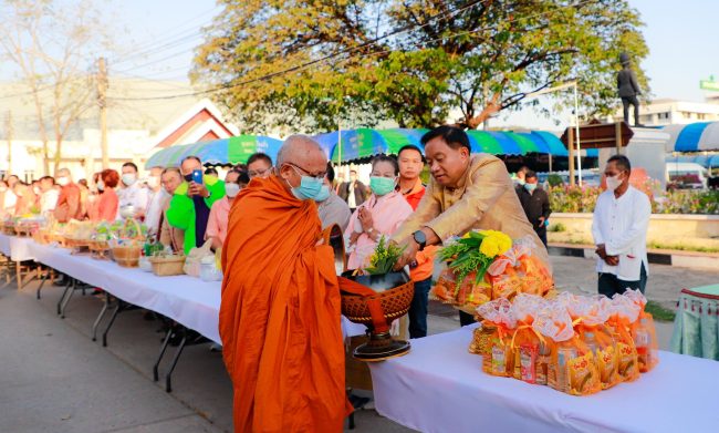 กาฬสินธุ์ พุทธศาสนิกชนชาวกาฬสินธุ์ทำบุญตักบาตรพระสงฆ์ 99 รูป