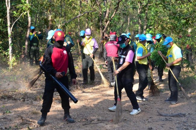 ลำปาง-จิตอาสา มทบ.32 ร่วมกับภาคีเครือข่าย ร่วมทำแนวกันไฟดอยพระบาท ตามมาตรการป้องกัน และแก้ไขปัญหาไฟป่าหมอกควันจังหวัดลำปาง