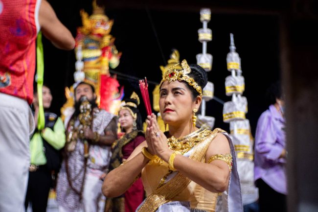 นครนายก – วัดธรรมปัญญาจัดพิธีกรรมบวงสรวงองค์พ่อท่านท้าวเวสสุวรรณ 8 ทิศและจุดประทัดหนึ่งหมื่นนัดเพื่อขอเลขเด็ด