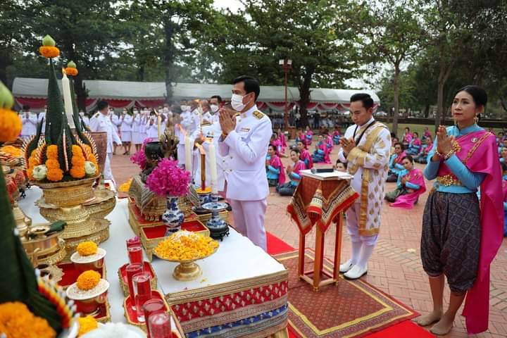 อยุธยา – จังหวัดพระนครศรีอยุธยา จัดพิธีบวงสรวงสักการะสิ่งศักดิ์สิทธิ์คู่บ้านคู่เมือง คณะนางรำร่วมพิธีรำบวงสรวงถวายพระเจ้าอู่ทอง กว่า 1700 คน เป็นปฐมฤกษ์ก่อนการจัดงานยอยศยิ่งฟ้าอยุธยามรดกโลก ประจำปี 2565