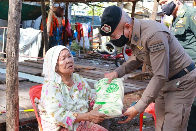 นราธิวาส-ผกก.เมืองนราธิวาส นำตำรวจชุมชนสัมพันธ์มอบข้าวสาร ให้กับ เด็กกำพร้า ผู้ยากไร้ คนชรา ผู้พิการ สร้างขวัญและกำลังใจชาวบ้านตามชุมชนในพื้นที่