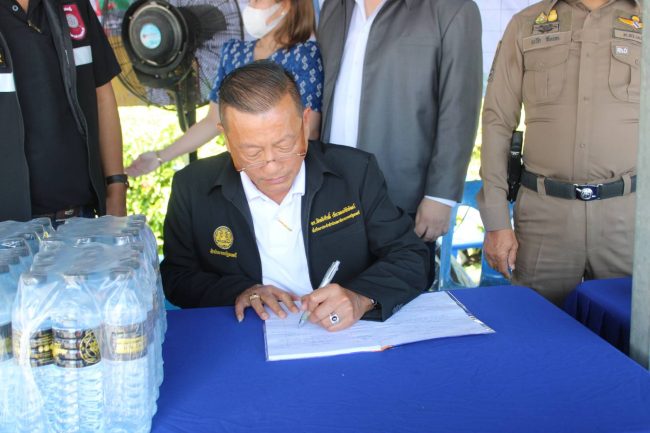 นนทบุรี “รักและห่วงใย”ประธาน กต.ตร.สถานีตำรวจภูธรปากเกร็ด ลงพื้นที่ตรวจเยี่ยมให้กำลังใจพร้อมมอบน้ำดื่มให้เจ้าหน้าที่ประจำจุดบริการประชาชน ช่วงเทศกาลปีใหม่ 2566