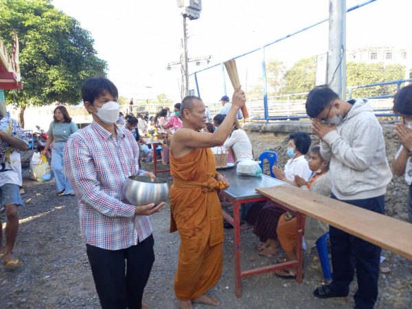 ปทมธานี “คลื่นมหาชนคนบุญ” ร่วมทำบุญตักบาตรข้าวสาร อาหารแห้ง “วันขึ้นปีใหม่ 2566 ” วัดบางเตยกลาง สามโคก กันอย่างคึกคัก