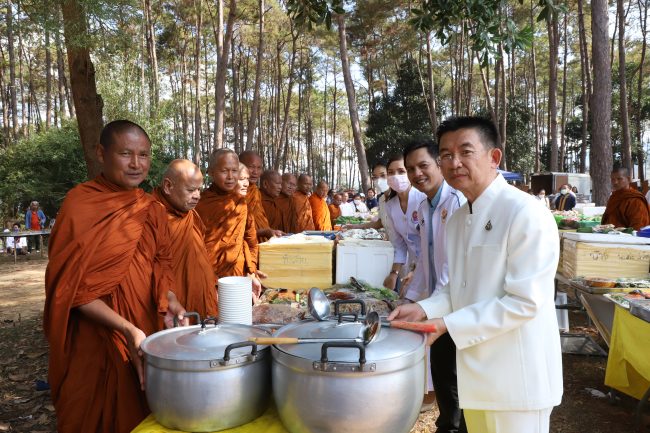 เพชรบูรณ์-รองผู้ว่าฯนำข้าราชการ พุทธศาสนิกชน ตักบาตรข้าวสารอาหารแห้งและถวายภัตตาหารเพลคณะสงฆ์โครงการจาริกธุดงค์เผยแพร่ธรรมเฉลิมพระเกียรติฯ 700 รูป