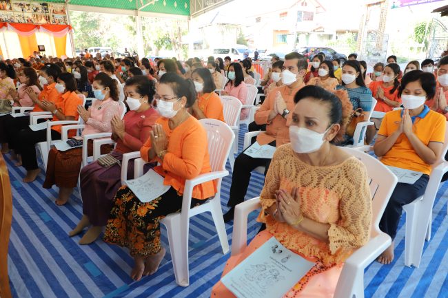 ปทุมธานี จังหวัดปทุมธานี จัดพิธีทำบุญตักบาตรพระสงฆ์และพิธีเจริญพระพุทธมนต์ โครงการบรรพชาอุปสมบท 99 รูป