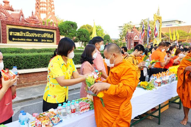 ผู้ว่าประจวบฯนำพุทธศาสนิกชนตักบาตรพระสงฆ์ 99 รูป ถวายพระพรแด่ ‘เจ้าฟ้าพัชรกิติยาภาฯ’