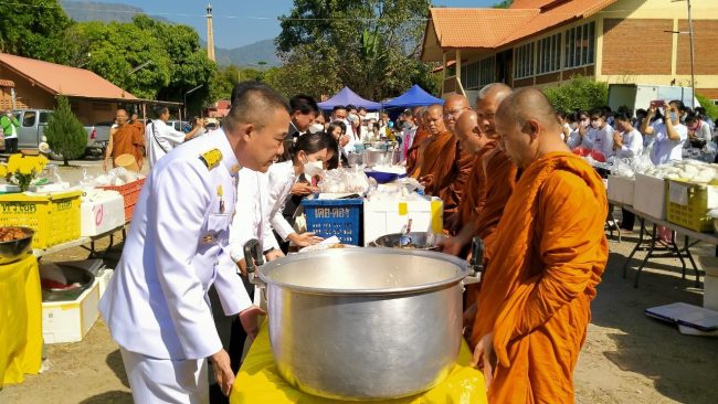 เพชรบูรณ์-จัดพิธีทำบุญตักบาตรข้าวสารอาหารแห้งและถวายภัตตาหารเพลคณะสงฆ์โครงการจาริกธุดงค์เผยแพร่ธรรมเฉลิมพระเกียรติพระบาทสมเด็จพระเจ้าอยู่หัว