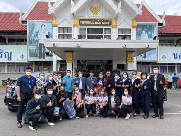 จันทบุรี-สำนักงานเหล่ากาชาดจังหวัดจันทบุรีมอบรถให้แก่ผู้โชคดี ถูกรางวัลที่ 1 และ ที่ 2 ในการซื้อสลากกาชาดจังหวัดจันทบุรี ประจำปี 2566