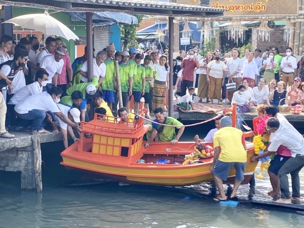 ตราด-ชาวบ้านตําบลหาดเล็กจัดพิธีทำบุญปล่อยเรือสะเดาะเคราะห์ ส่งท้ายปีเก่าต้อนรับปีใหม่