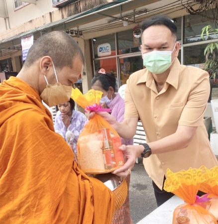 ตราด-คลองใหญ่ จัดพิธีทําบุญตักบาตรข้าวสารอาหารแห้ง เนื่องในวันขึ้นปีใหม่ พุทธศักราช 2566