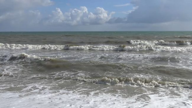 เทศบาลนครสงขลา ปักธงแดงตลอดแนวชายหาดชลาทัศน์และชายหาดสมิหลา เตือนนักท่องเที่ยวห้ามลงเล่นน้ำทะเลเด็ดขาด หลังคลื่นลมมีกำลังแรงอีกครั้ง