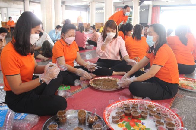 ปทุมธานี “ร่วมด้วยช่วยกัน”ชาวบ้านตำบลคลองควายบรรจุข้าวทิพย์ งานบุญประจำปี วัดสุราษฎร์รังสรรค์(วัดดอกรูด)สามโคก