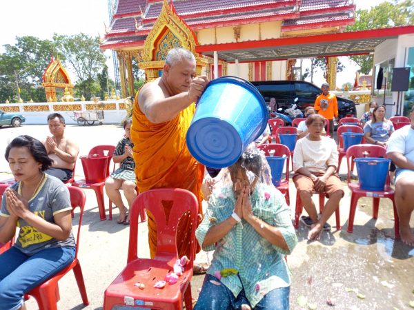 ปทุมธานี “พระครูขันติธรรมรัต” เจ้าอาวาสวัดตระพัง อาบน้ำมนต์ธรณีสารใหญ่ ให้กับศิษย์ยานุศิษย์ เพื่อเป็นสิริมงคล กันอย่างคึกคัก