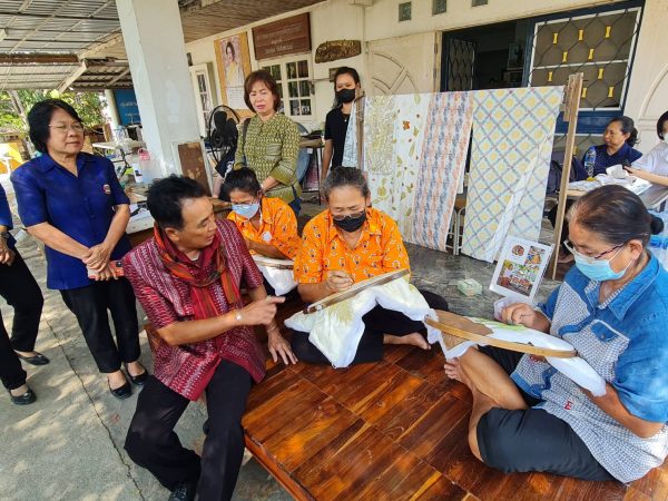 รองผู้ว่าฯสุพรรณบุรี นำทีม พช. น้อมสำนึกสืบสานพระปณิธาน “พระองค์หญิง” เผยแพร่ความงดงามหัตถศิลป์ไทย ภูมิปัญญาผ้าด้นมือ อู่ทอง บ้านดอนยายเหม อำเภออู่ทอง จังหวัดสุพรรณบุรี