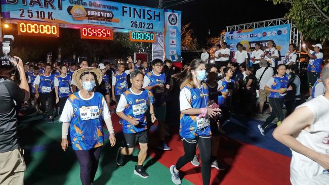 ปทุมธานี นักวิ่งกว่า2,000คนร่วมเดินวิ่งบึงยี่โถมินิมาราธอนการกุศลรายได้ช่วยเหลือคนไข้ติดเตียงและคนไร้ที่พึ่ง