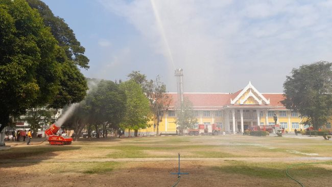 ลำปาง-กอ.รมน.ลำปาง ร่วมบูรณาการความร่วมมือฉีดพ่นละอองน้ำ แก้ไขปัญหาไฟป่าหมอกควันฯ