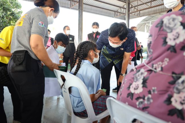 อยุธยา – ผู้ว่าฯอยุธยา นำทีมร่วมออกหน่วยเคลื่อนที่ช่วยเหลือและเยี่ยมเยียนพี่น้องประชาชนกลุ่มเปราะบาง ภายใต้แนวคิด “คนอยุธยา..ไม่ทิ้งใครไว้ข้างหลัง” ในพื้นที่อำเภอวังน้อย