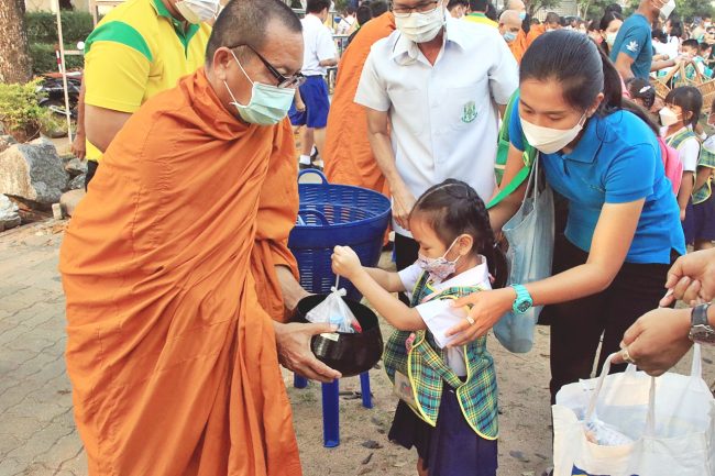 รร.ธัมมสิริศึกษา นำนักเรียนร่วมทำบุญใส่บาตร เพื่อส่งเสริมและสืบทอดพระพุทธศาสนา