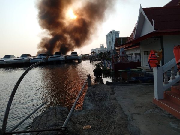 เหตุการณ์ไฟไหม้เรือไฟฟ้า (เรือไมน์ สมาร์ท เฟอร์รี่) บริเวณริมฝั่งแม่น้ำวัดท้องคุ้ง ถนนปู่เจ้าสมิงพราย ต.บางหญ้าแพรก อ.พระประแดงจ.สมุทรปราการ