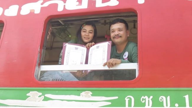 สมุทรสงคราม-ตลาดร่มหุบสถานีรถไฟแม่กลองจัดวาเลนไทน์จดทะเบียนกันบนรถไฟมีผู้มาร่วมงานจดทะเบียนสมรสบนรถไฟกันอย่างคึกคัก