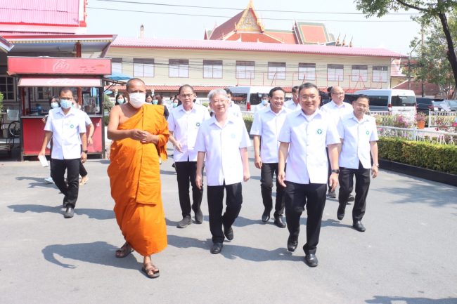 สมุทรปราการ-“ปลัดกระทรวงสาธารณสุข” ลงพื้นที่ตรวจเยี่ยมศูนย์แพทย์ชุมชน และกราบขอพร “พระครูแจ้”เจ้าอาวาสนักพัฒนาแห่งบางพลี