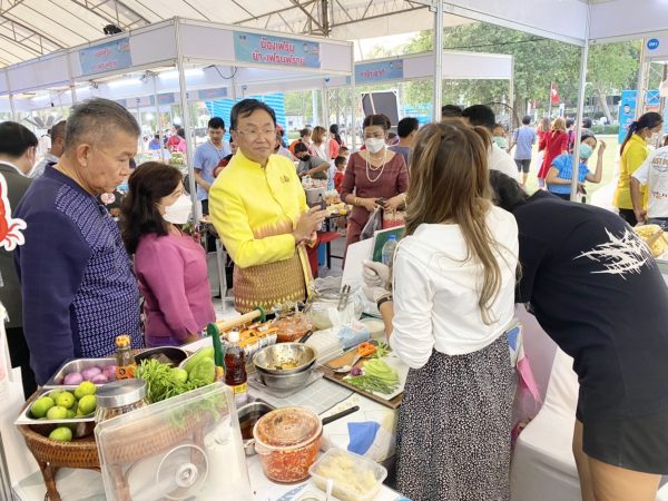 ตราด-จัดงานจำหน่ายสินค้าตามโครงการ พาณิชย์ลดราคาออนทัวร์ ทั่วไทย จ.ตราด