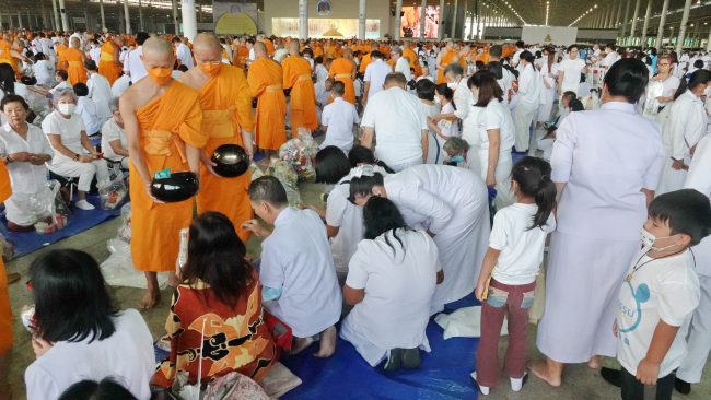 ปทุมธานีพุทธศาสนิกชน 3,000 คน ร่วมบุญตักบาตรพระภิกษุสามเณร 1,000 รูป ในวันมาฆบูชา