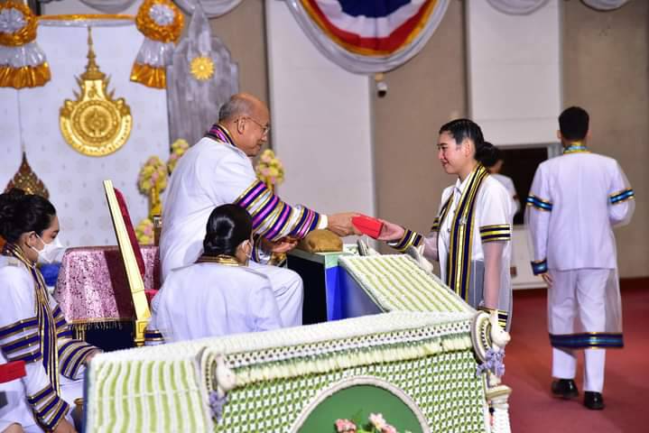 ปทุมธานี นายเกษม วัฒนชัย องคมนตรี เป็นผู้แทนพระองค์ มอบปริญญาบัตรแก่ผู้สำเร็จการศึกษาจากมหาวิทยาลัยเทคโนโลยีราชมงคล ครั้งที่ 36 ประจำปีการศึกษา 2564 เป็นวันที่สอง