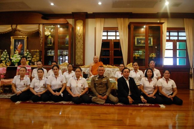 ปทุมธานี “ผู้การชุมพล” นำคณะ กต.ตร.ตำรวจภูธรปทุมธานี แม่บ้านตำรวจปทุมธานีถวายภัตตาหารเพลแด่พระภิกษุสงฆ์ที่บวชใหม่ จำนวน ๑๐๘ รูป