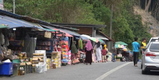 สตูล ชาวไทยมาเลเซียและนักท่องเที่ยวไทยมุสลิมเข้าจับจ่ายซื้อสิ่งของจำเป็นใช้สำหรับเดือนถือศีลอด