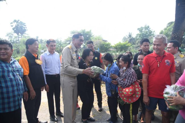 ปทุมธานี ส.ส.ผู้นำท้องถิ่นร่วมมือ อบจ.ปทุมช่วยน้ำแล้งหนองเสือ ปชช. แห่ขอบคุณ