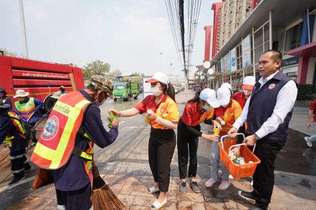 ปทุมธานีไม่รอแขวงทางหลวงปทุมนายกแจ๊สจับมือจ่ายุทธร่วมนักศึกษาธรรมศาสตร์บิ๊กคลีนนิ่งลดอุบัติเหตุ