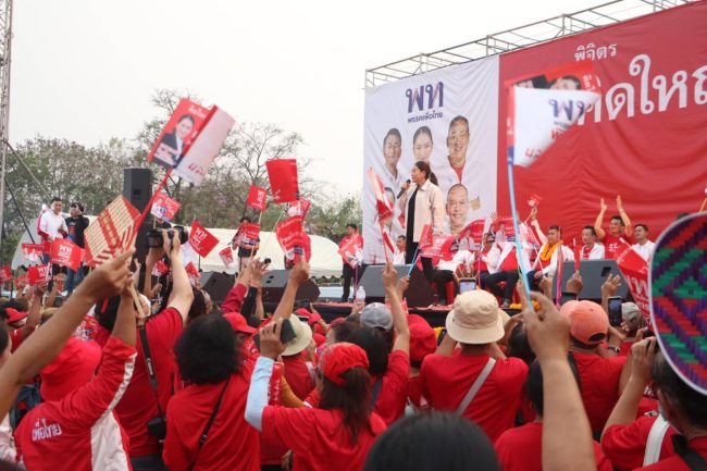 พิจิตร-พรรคเพื่อไทยบุกเมืองชาละวันเปิดเวทีปราศรัยมวลชนคนเสื้อแดงเกือบ 2 หมื่นคนส่งเสียงเชียร์พิจิตรแลนสไลด์ยึดเก้าอี้ส.ส.ทั้ง 3 เขต