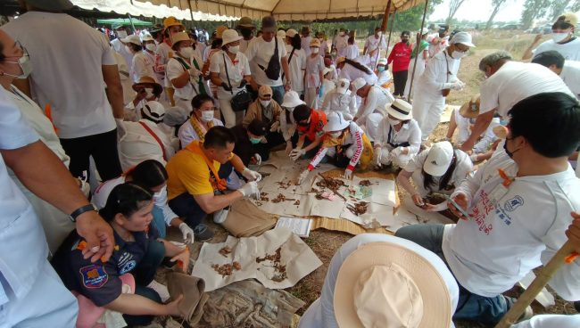 ปราจีนบุรี-ป่าช้าแตก…สาธุชนหลั่งไหลงานบำเพ็ญกุศลเก็บศพไร้ญาติ