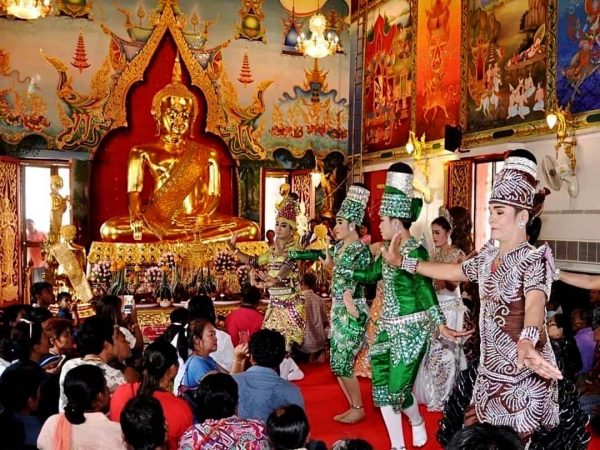 พิจิตร-ชาวพิจิตรนักท่องเที่ยวแห่ทำบุญวันมาฆบูชามหกรรมลิเกแก้บนหลวงพ่อเหลือ วัดหงษ์