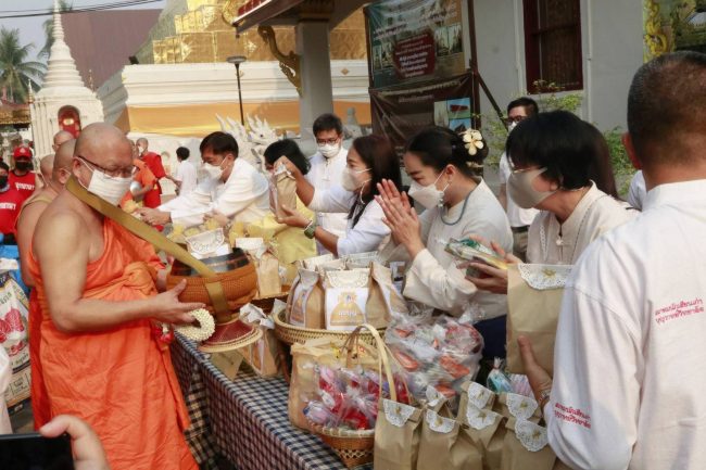 ลำปาง-กอ.รมน.ลำปาง ร่วมพิธีทำบุญตักบาตร เนื่องในวันมาฆบูชา