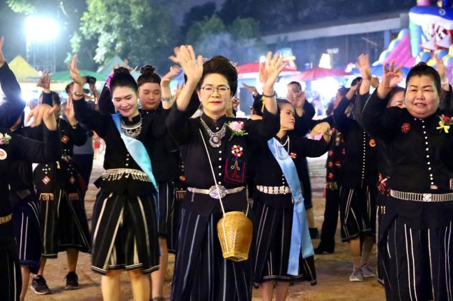 พิษณุโลก องค์การบริหารส่วนตำบลวังพิกุล สืบสานวัฒนธรรมประเพณีไทยทรงดำ