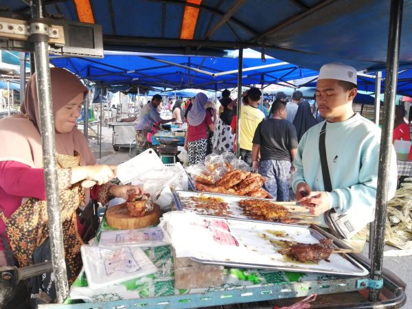 นราธิวาส-ตลาดรอมฎอน สุไหงปาดีคึกคัก ไทย-มาเลย์แห่จับจ่ายอาหารเปิดละศีลอดกัน