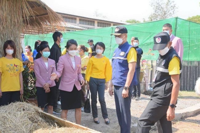 (สุรินทร์) กอ.รมน.จังหวัดสุรินทร์ มอบโครงการ ชุมชนร่วมใจเกษตรเพื่ออาหารกลางวัน