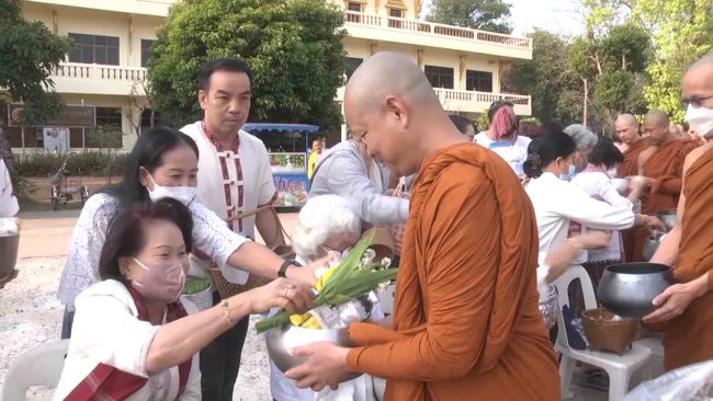 กาฬสินธุ์มาฆบูชาทำบุญใหญ่ทอดผ้าป่าสร้างวิหารคต