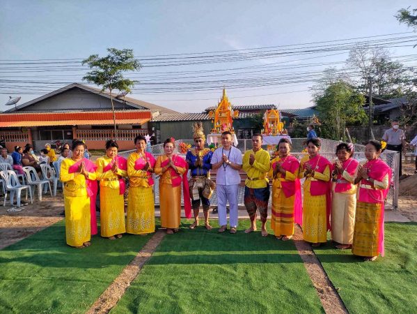 นครนายก – ประธานชุมชนบ้านศิลาทองพร้อมชาวบ้านร่วมทำพิธีตั้งศาลพระภูมิเจ้าที่เพื่อความเป็นสิริมงคล