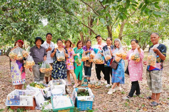 ปทุมธานี นายรุ่ง แก้วปราด สมาชิกสภาเทศบาลตำบลหลักหก ได้พาประชาชนมาเยี่ยมชมรีสอร์ทสวนลุงใน