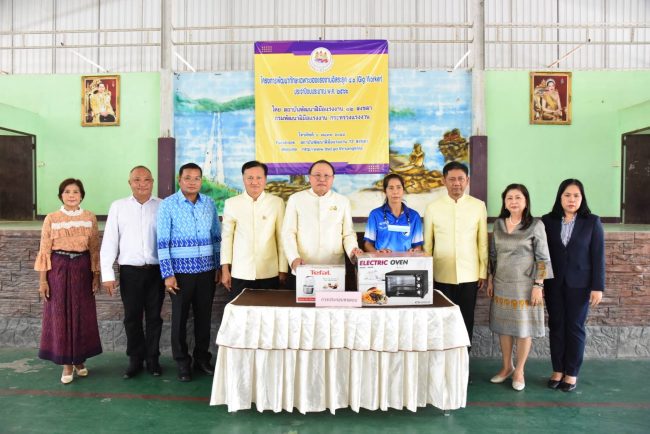 รมว.สุชาติ ส่ง ผู้ช่วยฯ ลงสงขลา มอบวุฒิบัตรแรงงานนอกระบบที่ถือบัตรสวัสดิการแห่งรัฐ ฝึกอาชีพ เพิ่มรายได้ มีเครื่องมือทำกิน