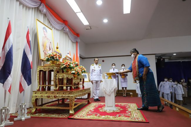 ปทุมธานี จังหวัดปทุมธานี ประกอบพิธีมอบผ้าลายพระราชทาน “ผ้าลายดอกรักราชกัญญา” ด้วยสำนึกในพระกรุณาธิคุณของสมเด็จพระเจ้าลูกเธอ เจ้าฟ้าสิริวัณณวรี นารีรัตนราชกัญญา ในการยกระดับผลิตภัณฑ์ผ้าไทย