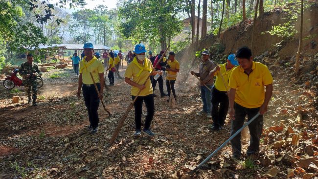 เพชรบูรณ์-ชาวบ้านร่วมทำแนวกันไฟ เนื่องในวันรณรงค์ให้ปลอดควันพิษจากไฟป่า