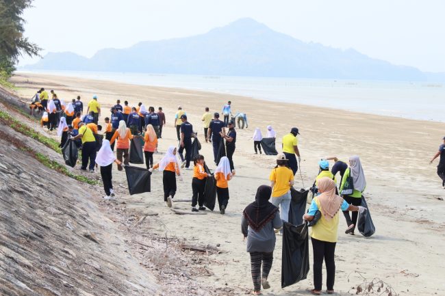 สตูล ศรชล.จัดกิจกรรม “รักษ์ทะเลไทย ไปกับ ศรชล.ภาค 3 เก็บขยะชายหาด” จังหวัดสตูล เนื่องในวันคล้ายวันสถาปนา ศรชล. ประจำปี 2566