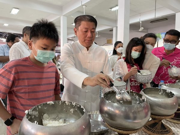 จันทบุรี-ผู้ว่าราชการจังหวัดจันทบุรี นำพุทธศาสนิกชน ประชาชนร่วมทำบุญ ตักบาตรเนื่องในวันมาฆบูชาที่วัดโค้งสนามเป้าอย่างคึกคัก