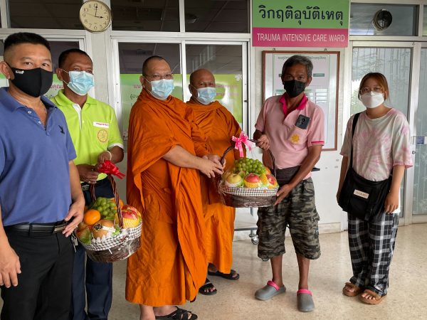 จันทบุรี-มูลนิธิพระพุทธบาทพลวงเยี่ยมให้กำลังใจกับผู้ที่ได้รับบาดเจ็บจากกรณีรถให้บริการรับ-ส่งขึ้นเขาคิชฌกูฏประสบอุบัติเหตุบนเขา