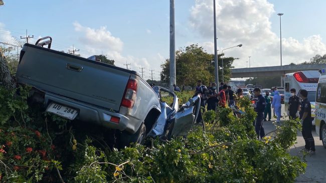 สงขลา-สลดกระบะบรรทุกคนงานเสียหลักช่วงลงสะพานข้ามห้าแยกน้ำกระจาย อ.เมืองสงขลา หมุนคว้างข้ามเลนพุ่งชนต้นไม้หลังคากระจุย คนงานดับ 3 เจ็บ 9 ส่วนคนขับสาหัส คาดอาจหลับในหรือวูบกะทันหัน